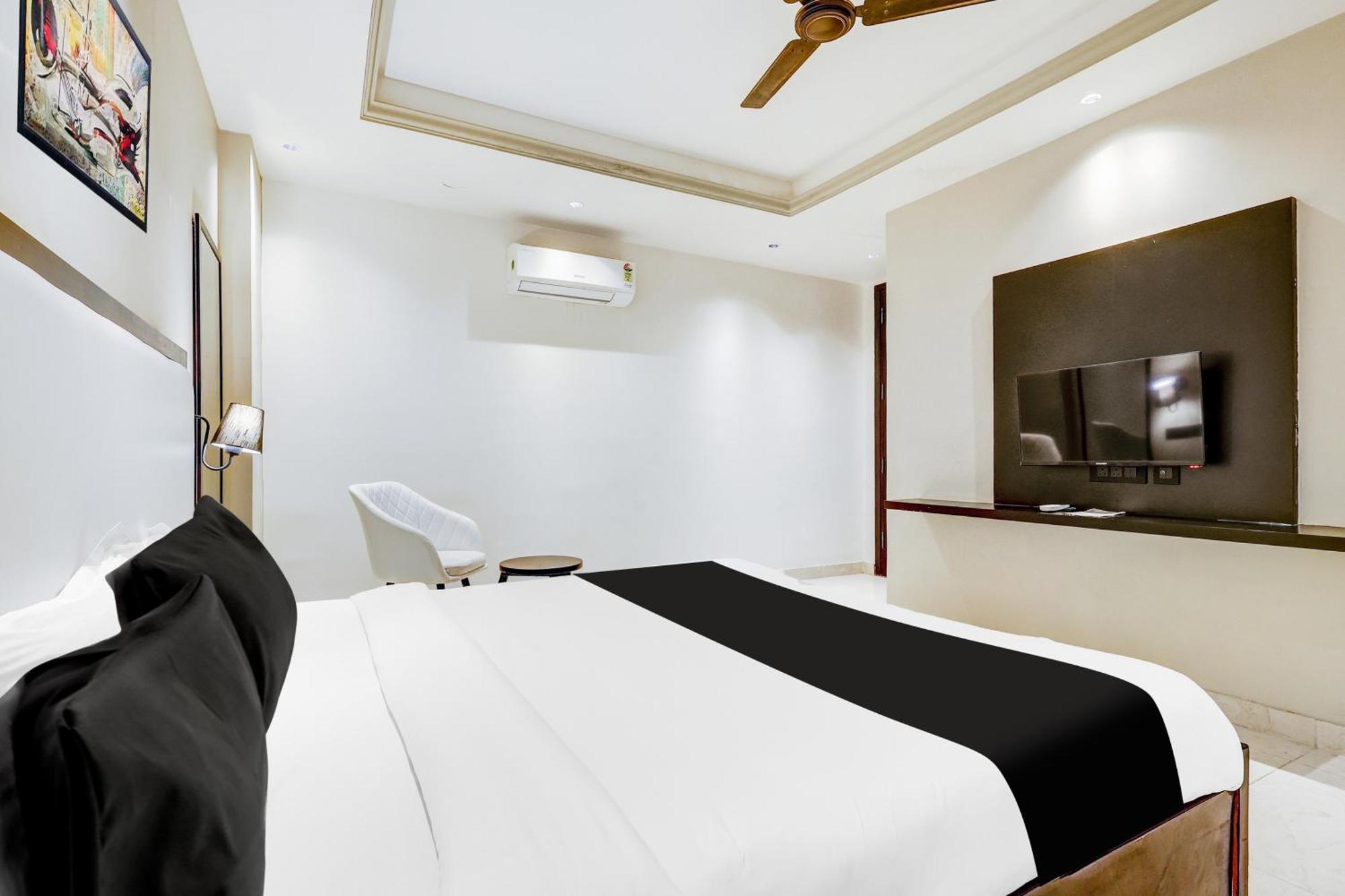 Super Townhouse Oak Udyog Vihar Hotell Gurgaon Exteriör bild