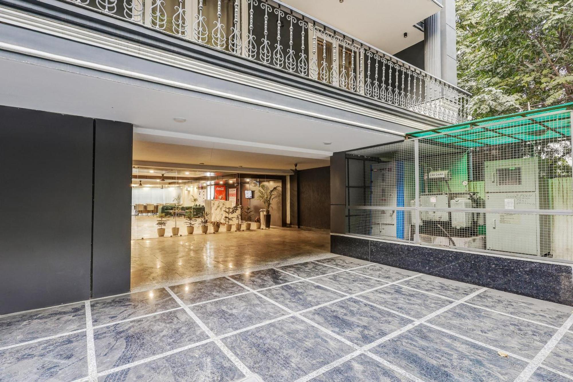 Super Townhouse Oak Udyog Vihar Hotell Gurgaon Exteriör bild