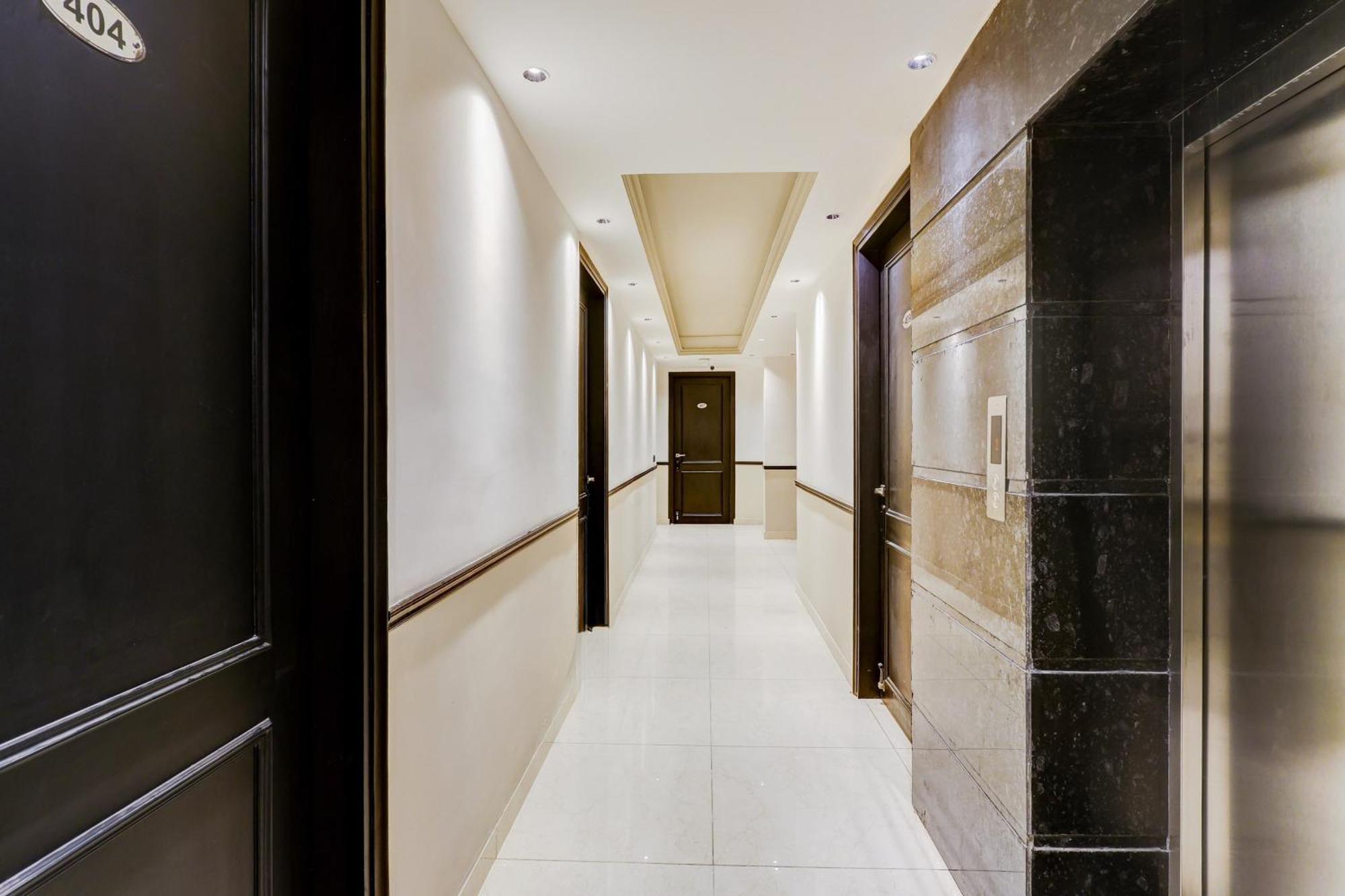 Super Townhouse Oak Udyog Vihar Hotell Gurgaon Exteriör bild