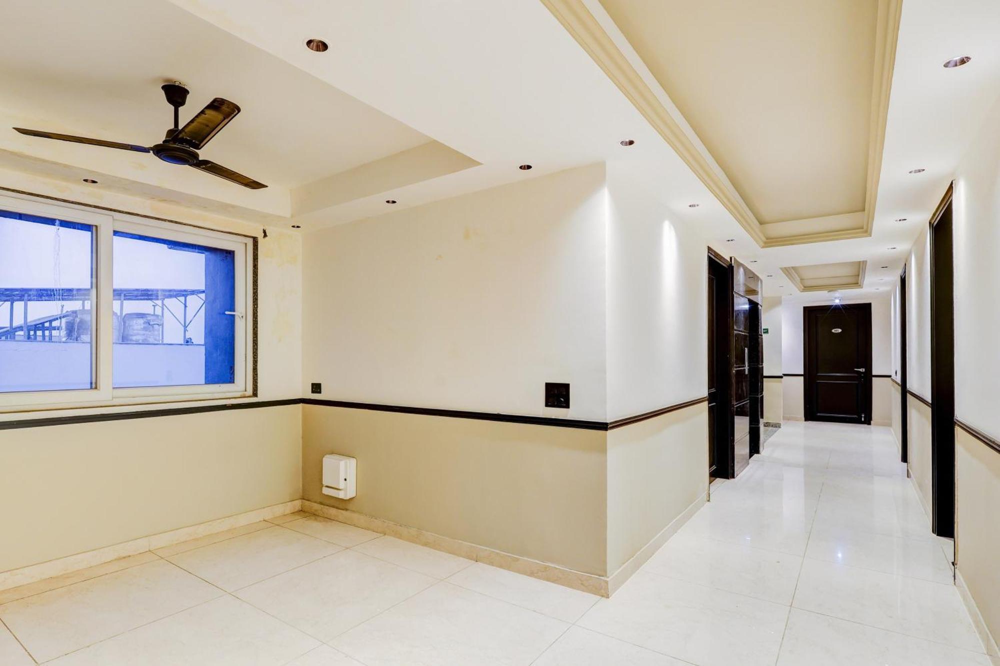 Super Townhouse Oak Udyog Vihar Hotell Gurgaon Exteriör bild