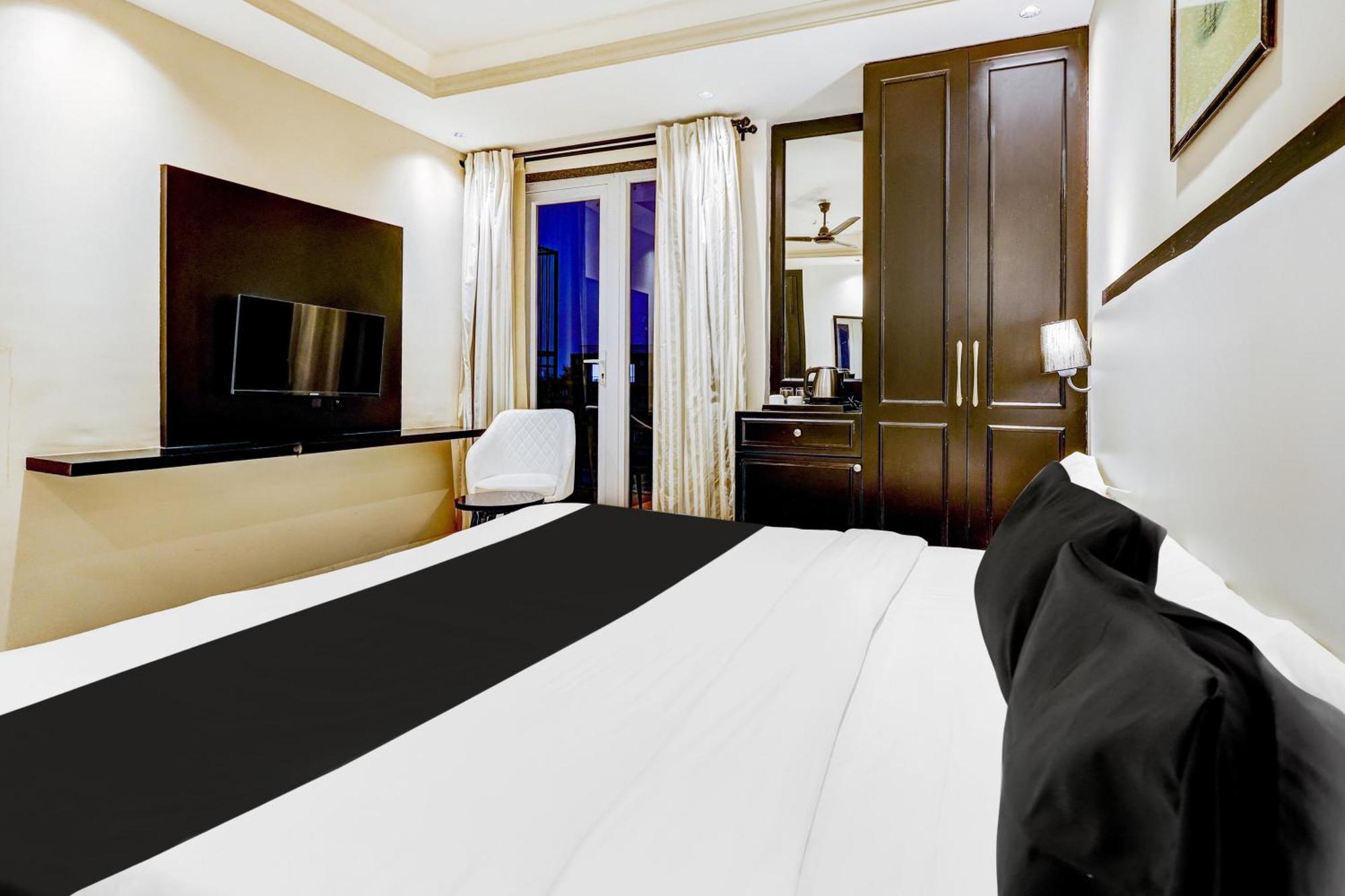 Super Townhouse Oak Udyog Vihar Hotell Gurgaon Exteriör bild